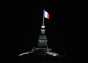 paris-flagge-by-night